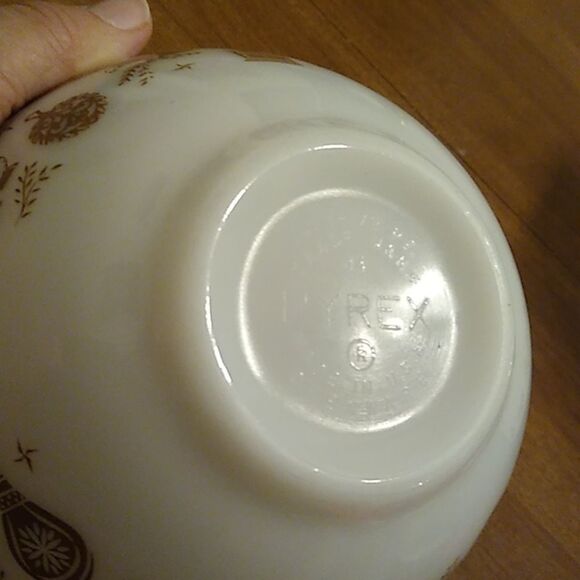 Vintage Early American Pyrex White Mixing Bowl with Brown Eagle Design - Picture 3 of 7